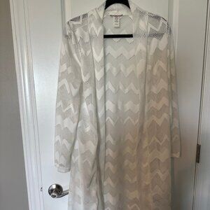 PRETTY YOUNG THING WHITE LONG CHEVRON PATTERN CARDIGAN. LIGHTWEIGHT SZ L